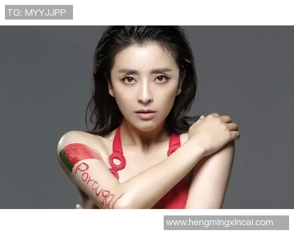 中国足球宝贝展现性感魅力视频引发热议引领时尚潮流与运动激情的完美结合