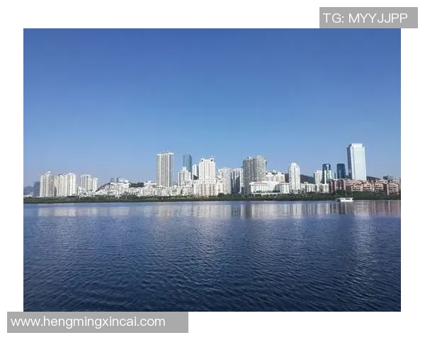 街头足球瞬间捕捉:用镜头记录城市角落的激情与梦想 街头足球瞬间捕捉:用镜头记录城市角落的激情与梦想