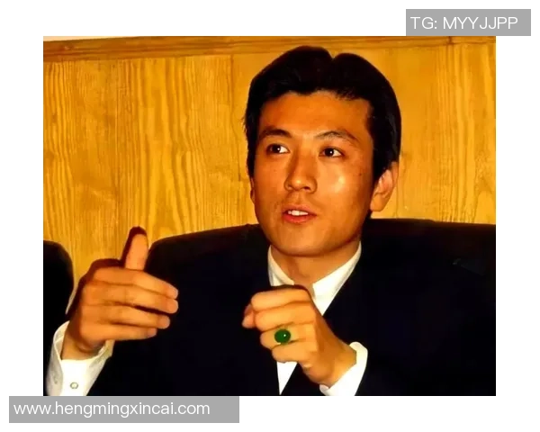 足球运动员杨子的成长之路与职业生涯的辉煌成就探讨 足球运动员杨子的成长之路与职业生涯的辉煌成就探讨